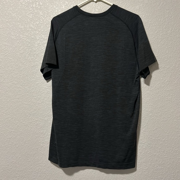 Lululemon Metal Vent Tech Size L - Picture 2 of 5